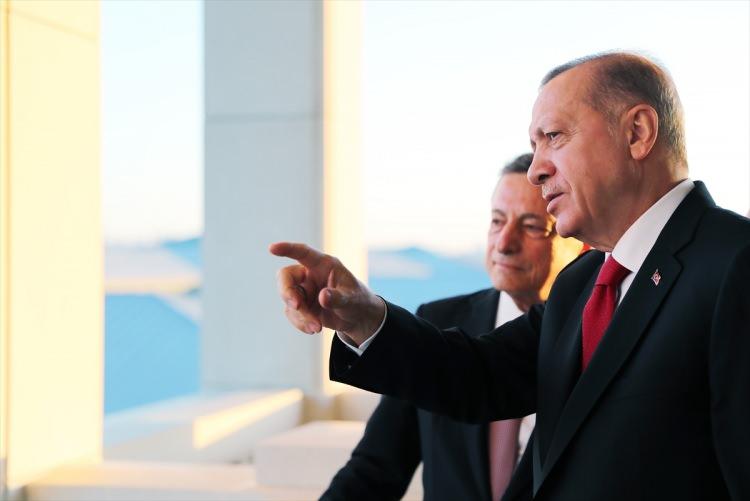 <p>Cumhurbaşkanı Recep Tayyip Erdoğan ve İtalya Başbakanı Mario Draghi, Cumhurbaşkanlığı Külliyesi'ndeki baş başa ve hükümetler arası görüşmelerin ardından, iki ülke arasındaki anlaşmaların imza törenine katıldı. İki lider, Cumhurbaşkanlığı Külliyesi'nin balkonunda bir süre sohbet etti.</p>
<p> </p>