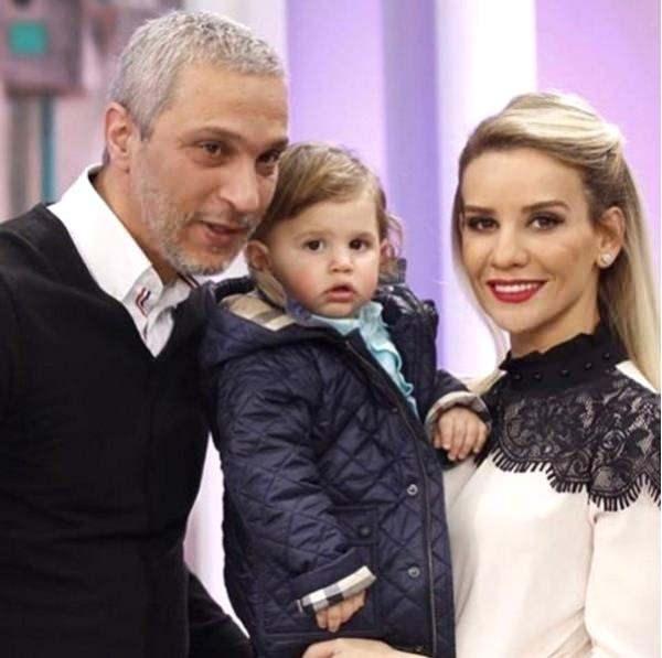 <p><span style="color:#000080"><strong>Ali Özbir ile 2010 yılında nikah masasına oturan Erol'un pozunu gören Ali Özbir paylaşıma,</strong></span></p>