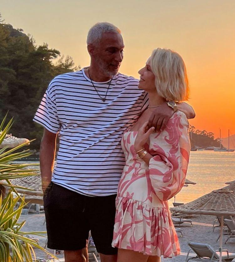 <p><span style="color:#000080"><strong>Ali Özbir de karısıyla bir pozunu kendi sosyal medya hesabından paylaştı.</strong></span></p>
<p> </p>