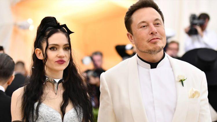 <p><span style="color:#000000"><strong>Elon Musk'ın en küçük oğlu X'in annesi şarkıcı Grimes, bir dergiye verdiği röportajda "Elon onu varisi gibi görüyor ve ona her şeyi sunuyor” ifadelerini kullanmışı. Çocuklarıyla medyada çok fazla görünmeyen Musk, oğlu X’i şimdiden birkaç etkinliğe götürdü bile" ifadelerini kullanarak Musk'ın çocuklarına olan düşkünlüğünü ifade etmişti. </strong></span></p>
