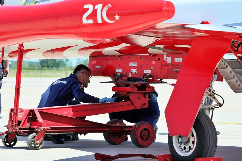 <p><strong> Türk Yıldızları için Çanakkale'nin anlamı büyük</strong></p>
<p>Koyunluoğlu, sezona 18 Mart Çanakkale Zaferi ve Şehitleri Anma Günü dolayısıyla Çanakkale'de başladıklarını ve bunun kendileri için çok anlamlı olduğunu ifade etti.</p>