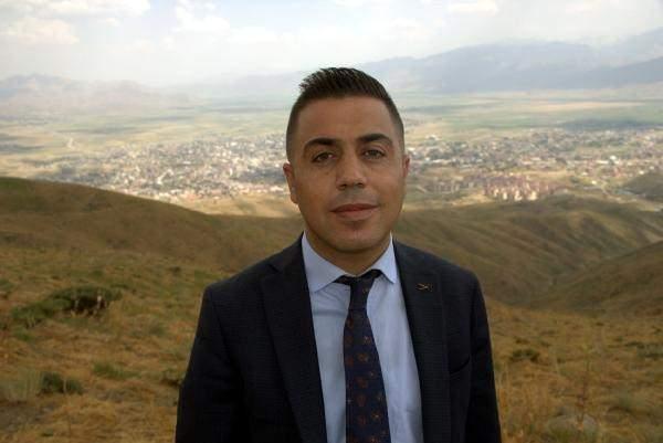 <p>Yüksekova Gençlik ve Spor Müdürü Sami Keskin, "Eskişehir, Van ve Şemdinli’de hocalarıma ricada bulundum. Bugün geldiler. Hem şehidimizin çocuğunun hayalini gerçekleştirmenin hem de Yüksekova’da ilk defa yamaç paraşütü uçuş yapılmasının mutluluğunu yaşıyorum" dedi.</p>