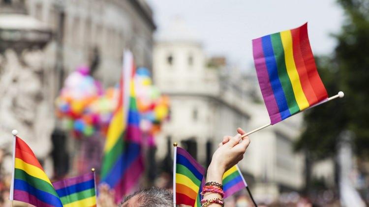 <p><span style="color:#000000"><strong>Bu zamana kadar sözde eşitlikçi ve pozitif (!) olmaya davet eden LGBT'den bir üyenin, yazarın yorumundan rahatsız olması üzerine 'bombalı' saldırı şeklinde bir yol izlemesi toplumun aile yapısını tehdit eden ve cinsiyetsizliği ön plana çıkaran LGBT'nin gerçek yüzünü ortaya koydu. </strong></span><a href="https://www.yasemin.com/"><span style="color:rgb(255, 255, 255)">(Yasemin.com) </span></a></p>