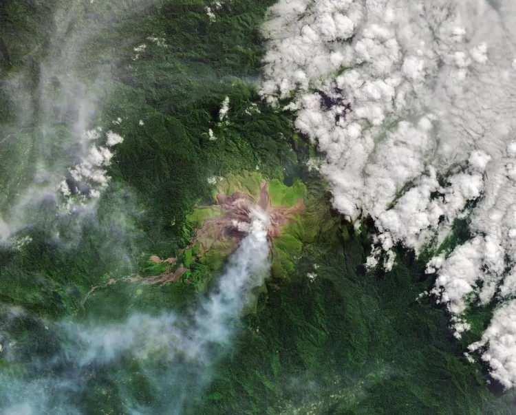 <p>Papau Yeni Gine'deki Bougainville Adası'nda bulunan Bagan Yanardağı. Landsat 9 uydusu ile yakalandı ve  2 Haziran'da Günün Görüntüsü olarak paylaşıldı.</p>
