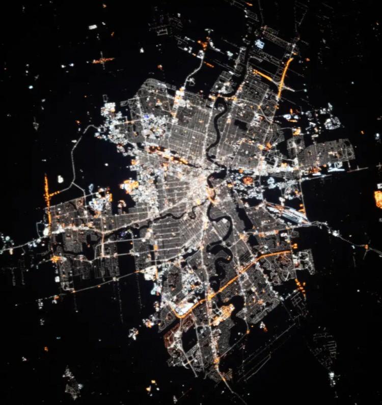 <p>Uluslararası Uzay İstasyonu'ndaki astronotlar, Winnipeg'in bu görüntüsünü , 6 Ocak 2020'de Kanada üzerinde yörüngedeyken bir dijital kamerayla çekti. Winnipeg, Kanada'nın Manitoba eyaletinin başkentidir.</p>
