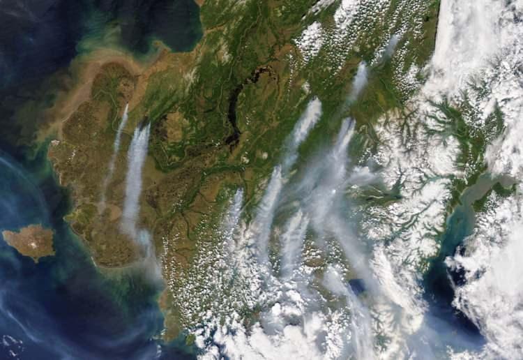 <p>Alaska Wildland Fire Information'a göre , 4 ve 5 Haziran 2022'de Alaska'da 4.763 yıldırım çarpması meydana geldi ve eyalet genelinde birkaç orman yangınına neden oldu. NASA'nın Aqua uydusu 10 Haziran'da bu yangınlardan bazılarına kuşbakışı baktı. 15 Haziran'da Günün Görüntüsü olarak paylaşıldı .</p>
