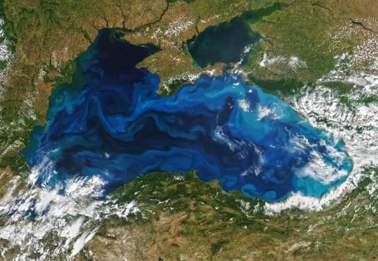 <p>Karadeniz'de fitoplankton patlaması gözlemlendi. Bu nedenle su kütlesinde uçuk mavi girdaplar oluşmasına neden oldu. NASA'nın Dünya Gözlemevi bunu 28 Haziran'da Günün Görüntüsü olarak paylaştı.</p>
