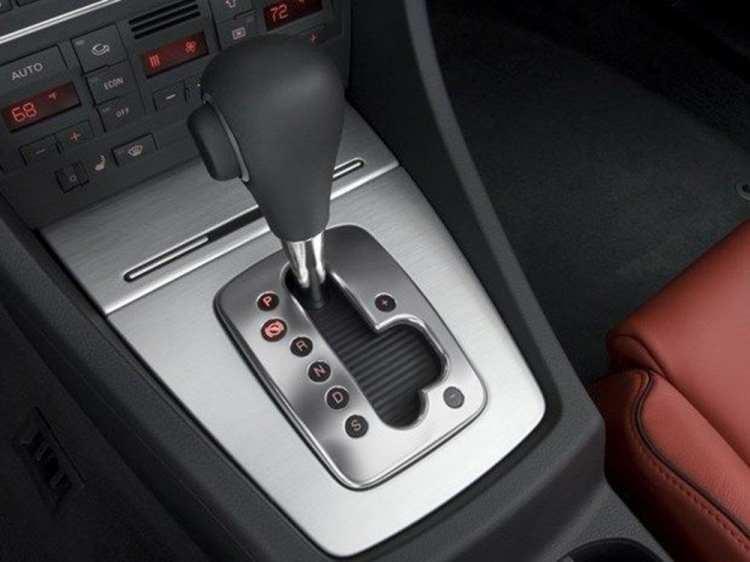 <p><strong>OTOMATİK LİDER</strong></p>

<p>&nbsp;</p>

<p>Otomatik şanzımanlı otomobiller; 216.541 adetle y&uuml;zde 77,8 pay alırken, manuel şanzımanlı otomobiller 61.741 adetle y&uuml;zde 22,2 pay aldı.</p>

<p>Otomobil pazarı, 10 yıllık Haziran ayı ortalama satışlara g&ouml;re y&uuml;zde 14,9 azalış g&ouml;sterdi.</p>

<p>Hafif ticari ara&ccedil; pazarı, 10 yıllık&nbsp;Haziran&nbsp;ayı ortalama satışlara g&ouml;re y&uuml;zde 7,9 arttı.&nbsp;</p>
