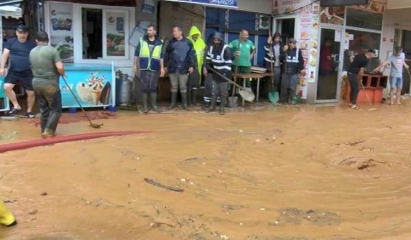 <p>İstanbul’da dün akşam saatlerinden itibaren başlayan yağmur sabah saatlerinde de etkisini sürdürüyor.</p>
