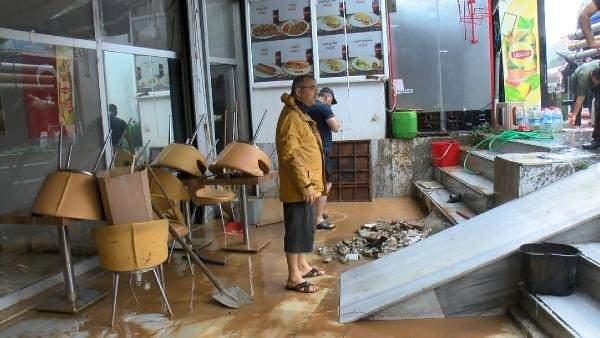 <p> Sarıyer’de bazı işyerlerini ve yolları su bastı. </p>