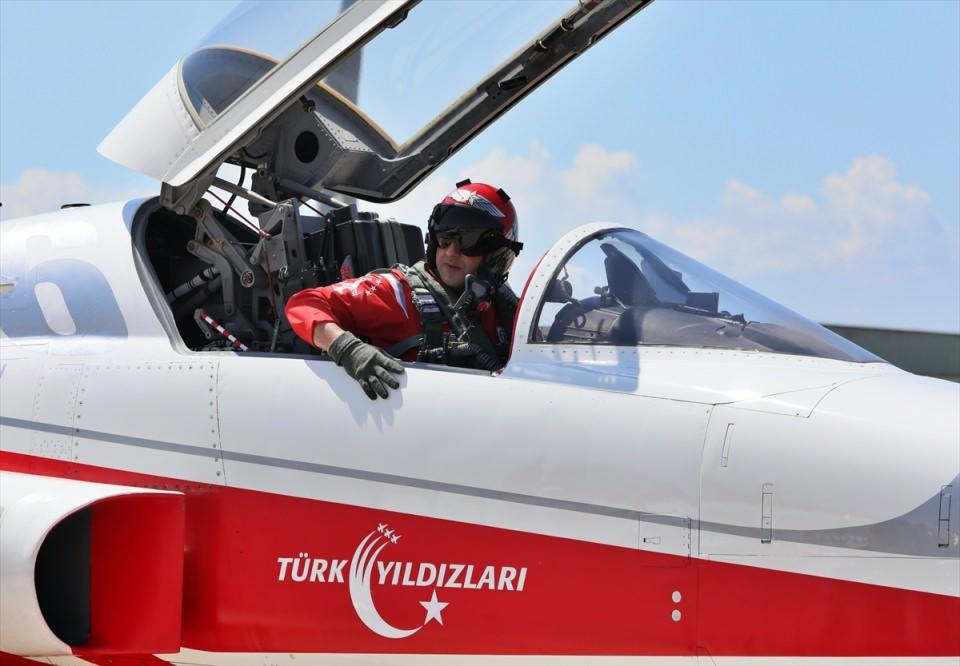<p>Türk Yıldızları Görev Planlama ve Basın Astsubayı Kıdemli Başçavuş Celal Erdemir, "gösterilerin mutfağı"nda günler öncesinden hazırlıkların yapıldığını, akrotimin gücünün yumuşak bir şekilde gösterilmesine katkı verdiklerini aktardı.</p>

<p> </p>
