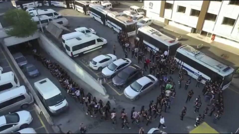 <p>Yaklaşık 10 gün boyunca emniyette ifadeleri alınan şüphelilerden 31'i dün geri kalan 91 kişi ise bugün adliyeye sevk edildi. Şüphelilerin sevk edilmesinin ardından operasyonda ele geçirilen malzemeler emniyette sergilendi.</p>
<p> </p>