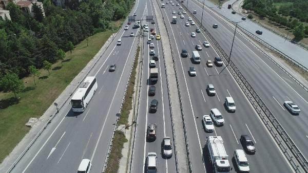 <p>Trafiğin başladığı nokta olan Avcılar gişeleri mevkiinde bazı sürücüler yoğunluğa takılmamak için ters yöne girerek bağlantı yollarına gitmeye çalıştı.</p>