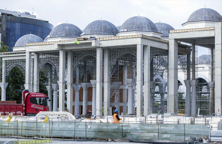 <p>Halı, kaligrafi, minyatür gibi çalışmalar da hızla devam ediyor. Halıda da mavi tonlar yer alacak ve denizi hatırlayacaksınız."</p>

<p>​</p>
