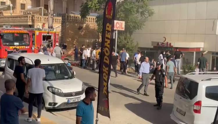 <p>Alınan bilgiye göre, merkez Artuklu ilçesi 13 Mart Mahallesi'nde bulunan özel bir hastanenin yanındaki trafoda patlama meydana geldi.</p>
<p>Bölgeye, itfaiye, polis, AFAD ve 112 Acil Sağlık ekipleri sevk edildi.</p>