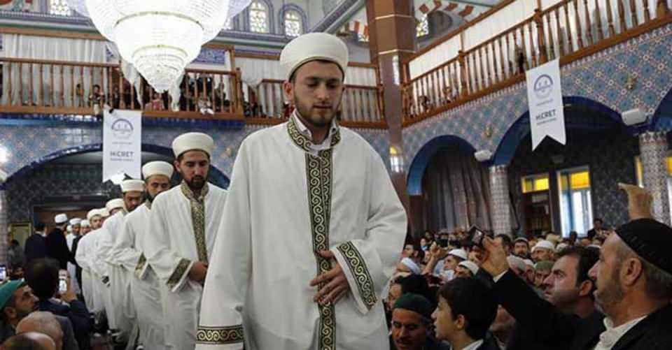 <p><strong>VAİZ (9/1)</strong><br />
<br />
Eski maaş: 6.546 TL<br />
Yeni maaş: 9.275 TL<br />
Fark: 2.729 TL</p>