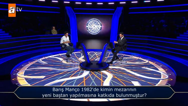 <p><span style="color:#000000"><strong>"Barış Manço 1982’de kimin mezarının yeni baştan yapılmasına katkıda bulunmuştur?" şeklindeki 11.soruyu gören yarışmacı seçenekleri dikkatlice okudu. </strong></span></p>
