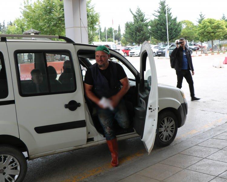 <p>Kurbanlık keserken yaralanan acemi kasaplar, “Ufak bir kaza geçirdik. Çok büyük bir şey olduğunu sanmıyorum” ifadelerini kullanırken, bazı acemi kasaplar ise kendilerine gülerek, “Ağabeyimle tarla meselesi yüzünden kavga ettik, o da beni kesti gibi” esprili cevaplar verdiler.</p>