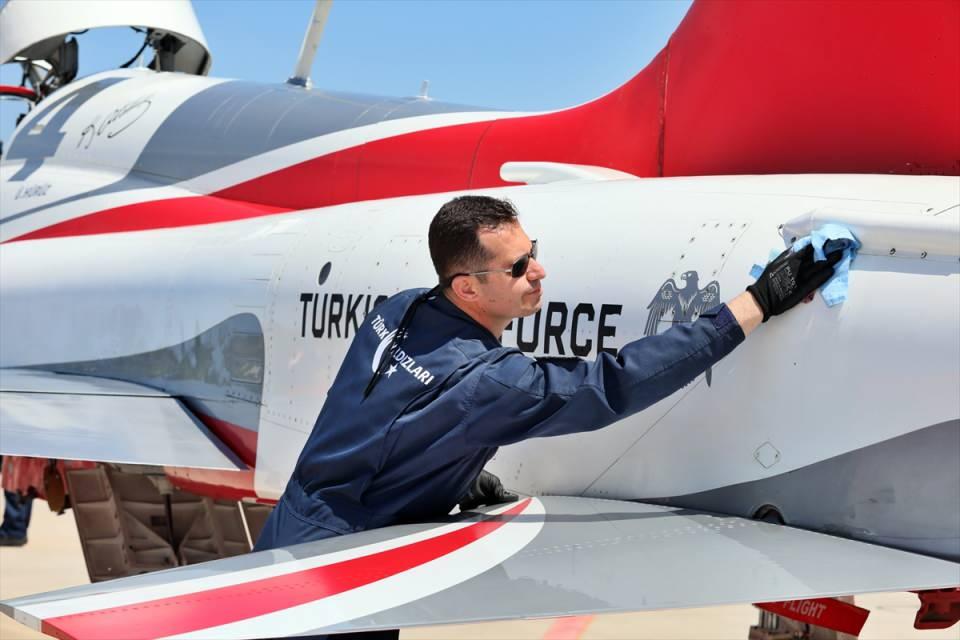 <p><strong> "İnsanların yüzündeki gülümsemeyi ve gururu görmek ödülümüz oluyor</strong></p>
<p>Türk Yıldızları 1 numaralı tim lideri pozisyonunda uçan Binbaşı Kemal Koyunluoğlu ise 2009'dan bu yana filoda görev yaptığını dile getirdi.</p>