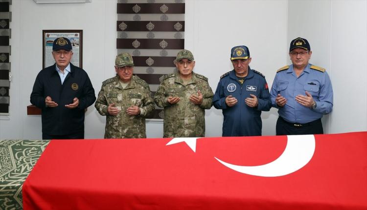 <p>Suriye sınırı boyunca alınan fiziki güvenlik tedbirlerini helikopterle havadan inceleyen Bakan Akar, Süleyman Şah Türbesi ve Saygı Karakolu ile 8. Hudut Bölük Komutanlığına gitti.</p>
