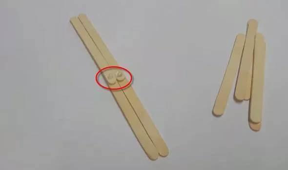 <p>Daha sonra da bu iki çubuğun üstüne de tutkal sürdü.</p>

<p> </p>
