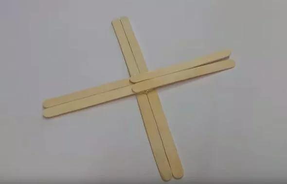 <p>Aynı işlemi bir kez daha yaptıktan sonra tahta çubukları artı şekline girmiş oldu.</p>
<p> </p>