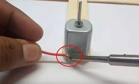 <p>Lehim makinesini kullanarak kırmızı ve siyah kabloları motora bağladı.</p>
<p> </p>