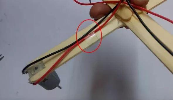 <p>Daha sonra bantla kabloları çubuğa yapıştırdı.</p>
<p> </p>