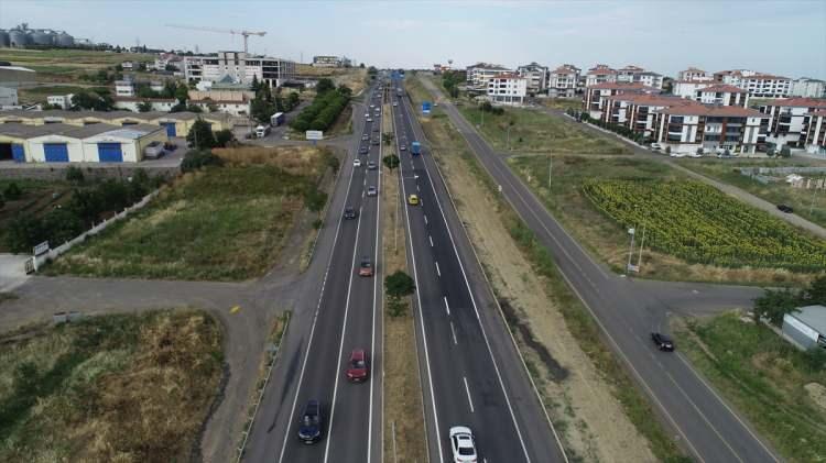 <p>Araç yoğunluğu nedeniyle ulaşım zaman zaman yavaşlıyor.</p>