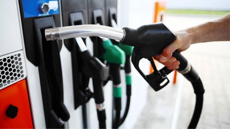 <p>Türkiye’de benzin ve motorin fiyatlarında düşüş yaşanabilecek tarihe ilişkin de konuşan enerji uzmanı Aktürk, <strong>''Eğer Temmuz ayında merkez bankalarının faiz artırımı olursa piyasaları etkileyecek ve brent petrol aşağı doğru gelecek. Benzin ve motorin fiyatında da nispeten mevsimsel etkisini bir kenara bırakırsak eylülden sonra uluslararası piyasalarda gevşeme başlar. Ama doların değerini bir kenara bırakıyorum.</strong></p>

<p> </p>
