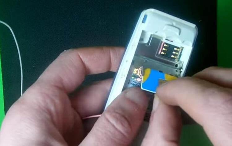 <p>Daha sonra da SIM kartımızı telefona takıyoruz. Eski bir telefon olduğundan SIM kartın da eski büyüklüğünde olması gerekiyor elbette!</p>

<p> </p>
