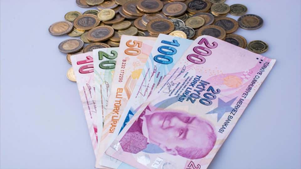 <p>Gelinen noktada yüzde 7’lik toplu sözleşme zammı artı fark ile maaş artışı yüzde 41.69 olarak hesaplandı. Bu hesapla en düşük memur emeklisi maaşı 4 bin 276 liradan 6 bin 65 liraya çıktı. En düşük memur maaşı da 5 bin 353 liradan 7 bin 593 liraya yükseldi. Böylece memurlar yılbaşından bu yana yüzde 85.5 zam almış olacak.</p>
