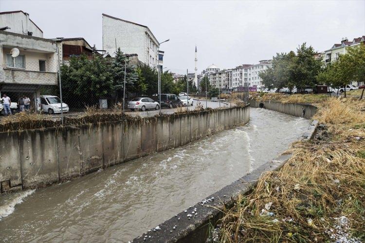 <p>İstanbul'un Esenyurt ilçesinde şiddetli yağış, Esenyurt Pınar Mahallesi'ndeki Haramidere'nin taşmasına yol açtı.</p>