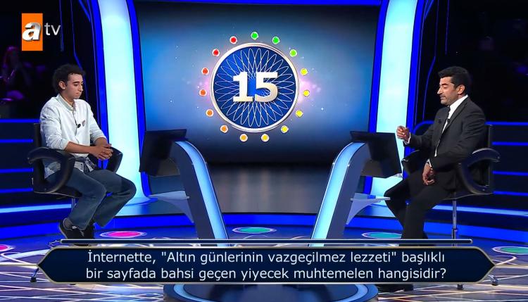 <p><span style="color:#000000"><strong>Üsküdar Amerikan Lisesi'nde eğitim gören ve makine mühendisi olmak isteyen Erdem, ilk soruları kolaylıkla yanıtlamayı başardı.</strong></span></p>
