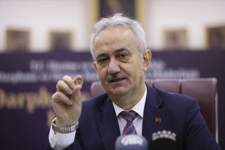 <p><strong>8 bin 300 adet üretildi</strong></p>

<p>Basın mensuplarının sorularını yanıtlayan Şahin, bu altınların 1918'den sonra üretilmediğini ancak piyasada alım-satımının sürdüğünü kaydederek, yoğun talep üzerine üretime başladıklarını söyledi.</p>
