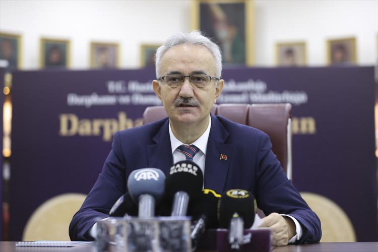 <p><strong>Güvenlik ögeleri her yıl değişecek</strong></p>

<p>Abdullah Yasir Şahin, şu anda 8 bin 300 adet orijinal Reşat altın ürettiklerini kaydederek, şu bilgileri verdi: "Bunları vatandaşlarımızın ihtiyacını karşılamak üzerine kuyumculara veriyoruz. </p>
