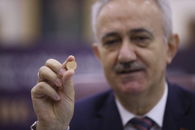 <p>Şahin, Reşat altının piyasada değerine ilişkin soru üzerine, "Şu anda 6 bin 400-6 bin 450 TL aralığında ancak gün içerisinde değişiyor biliyorsunuz. Alım-satım fiyatı arasında şu anda 70-80 liralık fark bulunuyor." şeklinde konuştu</p>
