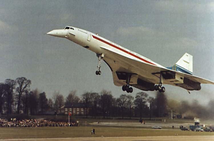 <p>İlk uçuşunu 2 Mart 1969, ilk “sesten hızlı” uçuşunu ise 1 Ekim 1969’da yapan Concorde için dünyanın önde gelen bir çok havayolu toplamda yüzün üzerinde sipariş vermişti.</p>
