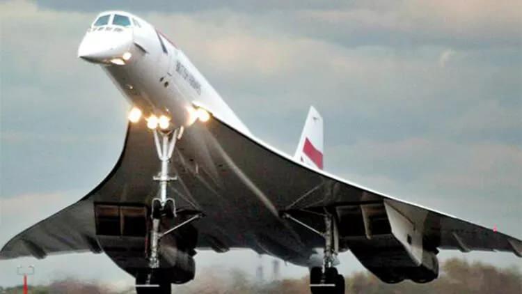 <p>Tarihin en hızlı yolcu uçağı unvanını taşıyan Concorde, ilk ticari süpersonik yolcu uçağı olmasıyla bir döneme damga vurmuştu. Farklı tarzı ve hızıyla hiçbir zaman unutulmayan Concorde artık kullanılmıyor. İşte Concorde uçağının ilginç hikayesi...</p>
