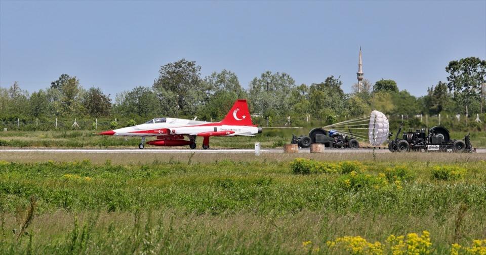 <p>Yurt içindeki etkinliklerde 42 ilin tarihi ve önemli mekanlarını havadan görüntüleyen ay yıldızlı ekibin, uçakların kokpitinden kaydettiği görüntüler ise izleyenlerin beğenisini kazanıyor.</p>
<p> </p>