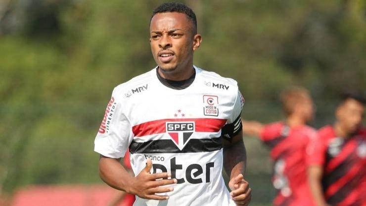 <p>Fenerbahçe Sao Paulo'nun 21'lik sol beki için devrede!</p>
<p>ESPN, Fenerbahçe'nin Sao Paulo’da forma giyen 21 yaşındaki sol bek oyncusu Wellington için yaptığı 3 milyon Euro’luk teklifi kabul ettiğini yazdı. Genç yıldızla da anlaştığı söylenen Fenerbahçe'de Welington’ın en kısa sürede İstanbul’a getirilip Dinamo Kiev eşleşmesine yetiştirilmesi planlanıyor.</p>