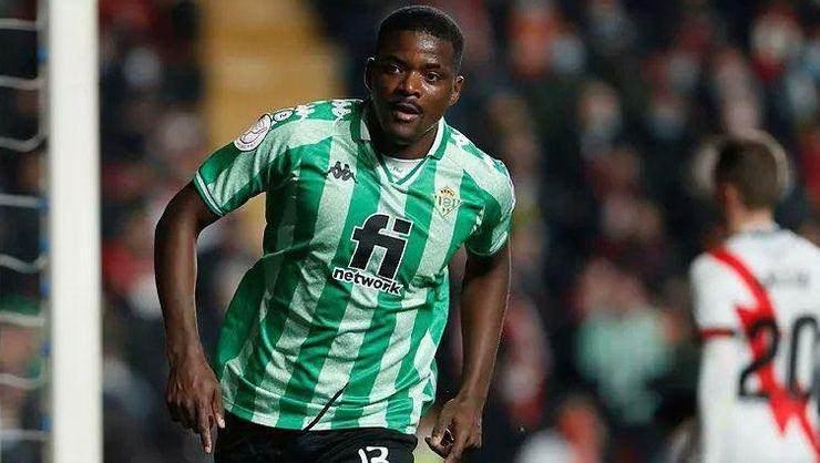 <p>Carvalho, Galatasaray'a çok yakın!</p>

<p>Galatasaray ön libero transferinde mutlu sona ulaşmak üzere. Uzun süre Fenerbahçe 'nin gündeminde yer alan, ardından Galatasaray'ın da devreye girdiği William Carvalho, Sarı-Kırmızılı kulübe çok yakın. 30 yaşındaki orta saha oyuncusunun menajeriyle İstanbul'da yapılan görüşmelerde mutabakat sağlandı.</p>
