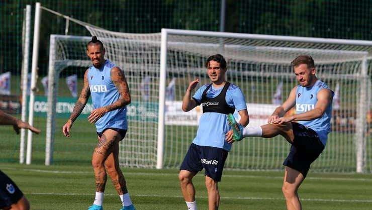 <p>Marsilya'dan Ömür için 12 milyon euro!</p>
<p>İtalya'da Hellas Verona'yı çalıştırdıktan sonra Marsilya ile anlaşan Igor Tudor, Fransz kulübüne ilk transferi için Süper Lig yıldızını gözüne kestirdi. Milli futbolcu için Trabzonspor'a 12 milyon euroluk teklifte bulunulduğu ve Trabzonspor'un da bu teklifi değerlendirebileceği ifade ediliyor.</p>