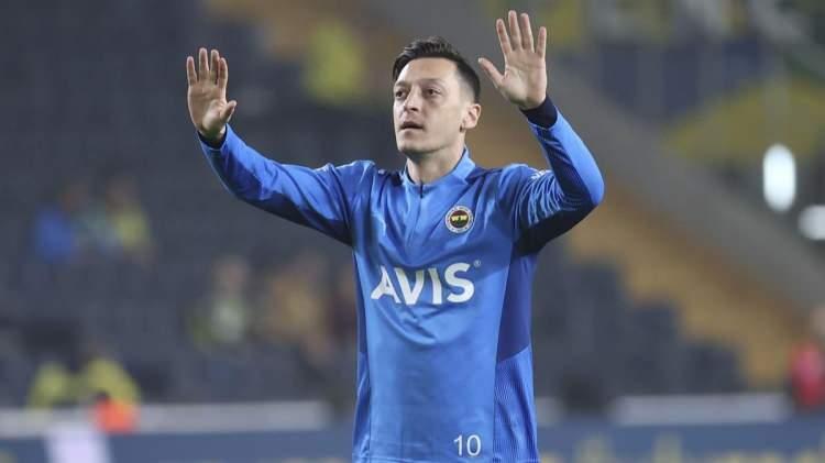 <p>Mesut Özil ayrılığa hazırlanıyor</p>
<p>Fenerbahçe'nin yıldızı Mesut Özil sarı lacivertlilerden ayrılmaya hazırlanıyor. Teknik ekip tarafından kadro dışı bırakılan ve affedilmeyen yıldız oyuncunun MLS'e yakın olduğu ve kendisine gelen teklifleri değerlendirme kararı aldığı belirtiliyor. </p>