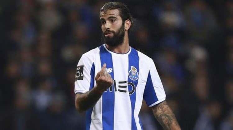 <p>Galatasaray Sergio Oliveira'da mutlu sona ulaştı</p>

<p>Galatasaray, Porto forması giyen 30 yaşındaki orta saha Sergio Oliveira transferinde mutlu sona ulaştı. İtalya'ya giden Erden Timur gece yarısı bombayı patlattı. Sarı-Kırmızılı takım bu transfer için 3 milyon Euro bonservis ödeyecek. Ayrıca 30 yaşındaki futbolcuyla 4 yıllık sözleşme imzalanacağı da gelen haberler arasında.</p>

<p> </p>
