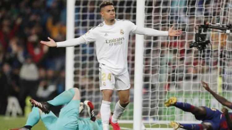 <p>Madridli yıldızdan Fenerbahçe'ye yeşil ışık!</p>

<p>Real Madrid’in göndermek istediği Mariano Diaz, teklifler için biraz daha beklemeyi planlıyordu. Ancak Fenerbahçe’nin oyuncu konusundaki ısrarı sonrası Dominikli yıldız, görüşmelere başlamak için yeşil ışık yaktı. Yıldız futbolcunun menajerine, sarı-lacivertlilerle anlaşma zemini bulmak için masaya oturmasını talep ettiği, Fenerbahçe'nin de bu transferi kısa sürede bitirip Dinamo Kiev maçına yetiştirmek istediği biliniyor.</p>
