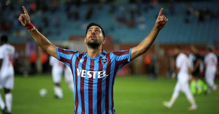 <p>Trabzonspor'da Bakasetas ayrılıyor mu?</p>

<p>Trabzonspor'un şampiyonluğunda büyük katkısı olan Anastasios Bakasetas'ın takımda kalıp kalmayacağı merak ediliyor.Yunan orta sahanın menajerinin İtalya'dan bazı takımlarla temas halinde olduğu öğrenilirken, sözleşmesinde '12 milyon Euro'ya serbest kalır' maddesi bulunan Yunan yıldız için kabul edilebilecek bir rakam gelmesi halinde transferine izin verileceği kaydedildi.</p>
