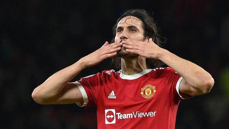 <p>Fenerbahçe'den Cavani bombası!</p>

<p>Fenerbahçe yeni golcüsünü UEFA Şampiyonlar Ligi 2. ön eleme turundaki Dinamo Kiev eşleşmesine yetiştirmek istiyor. Tartışılmayacak bir isme imza attırmayı amaçlayan Kanarya'da dünyaca ünlü yıldız Edinson Cavani gündeme yeniden geldi. İstanbul'a gelen golcü futbolcunun menajeriyle görüşme gerçekleşirken 35 yaşındaki Cavani'nin, menajerinin Fenerbahçe için vereceği olumlu haberi beklediği kaydedildi.</p>
