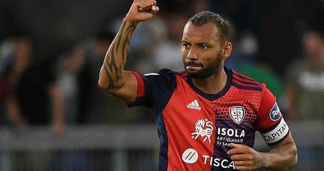 <p>Galatasaray Pedro için gün sayıyor</p>
<p>Önümüzdeki sezon şampiyonluk ipini göğüslemek isteyen Galatasaray, Joao Pedro ile her konuda anlaşma sağlamıştı. Sarı-kırmızılılar, Cagliari'nin istediği 7 milyon Euro'yu 5 milyon Euro'ya indirmeye çalışıyor. Galatasaray, İtalyan yıldız için Cagliari yöneticilerini ikna ederlerse transferin bugün veya yarın açıklanması bekleniyor.<a href="https://www.aspor.com.tr/galeri/galatasaray/galatasaray-transfer-haberleri-cimbomdan-cizme-cikarmasi-joao-pedro-ve-kaan-ayhan/7">.</a><a href="https://www.aspor.com.tr/galeri/galatasaray/galatasaray-transfer-haberleri-cimbomdan-cizme-cikarmasi-joao-pedro-ve-kaan-ayhan/4">.</a></p>