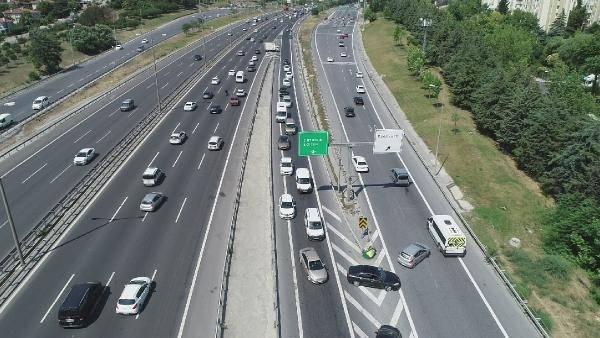 <p> Yolun bazı bölgelerinde trafik adım adım ilerledi. Kurbanlık kesim alanlarına girmek isteyenlerin neden olduğu trafikte tehlikeli anlar yaşandı. </p>